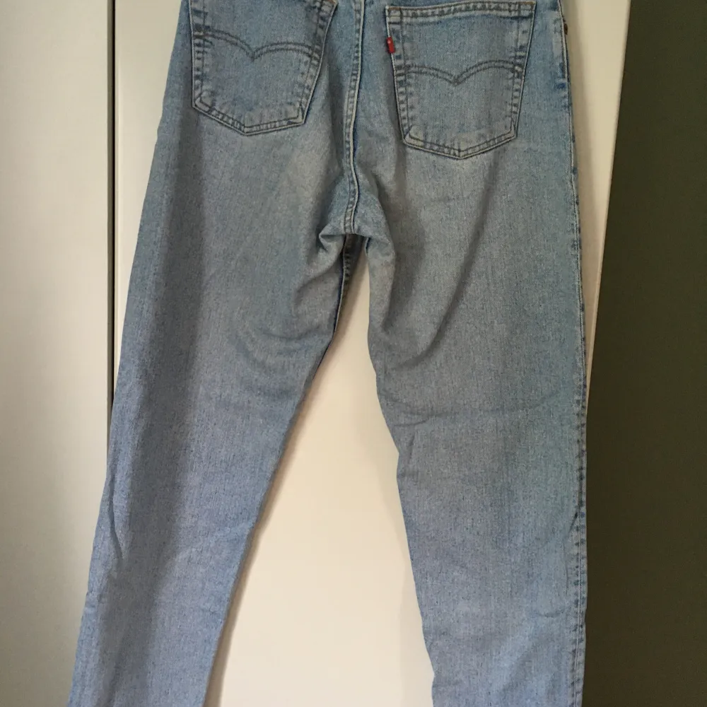 Blåa Levis jeans lite, tvättad färg, Skick 8/10.  Fråga gärna om fler bilder osv. Jeans & Byxor.