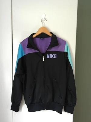 Old school Nike set - Old school Nike set. Byxa och tröja, byxorna har dragkedja vid fotleden. 8/10 skick. priset är förhandlingsbart
