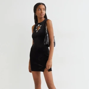 Klänning - Snygg klänning som endast är använd en gång på nyår. Funkar bra att ha en topp under, t.ex. mesh❤️