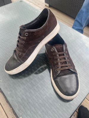 Lanvin - Lanvins bra skick lite lack borta på höger skon, inget som folk lägger stort märke till. Söker snabb affär, frantas bara.