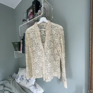 Beige spetstopp - Beige spetstopp, finns ingen storlek angiven men passar s/m