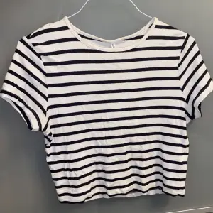 Randig basic t-shirt från h&m. Använt fåtal gånger