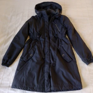 Svart jacka/kappa, storlek 34/36 - Svart fodrad med lätt kappa. Storlek 34/36. Knappt använd och i fint skick. 