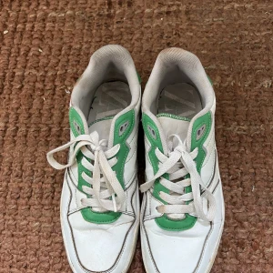 Vita sneakers - Jag säljer dessa vitgröna sneakers från Zara då jag inte använder de. De är coola och snygga, passar till allt💕