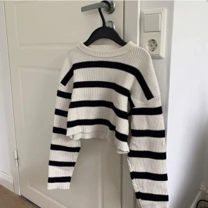 Cropped stickad tröja - Croppad, randig stickad tröja från berskha💕