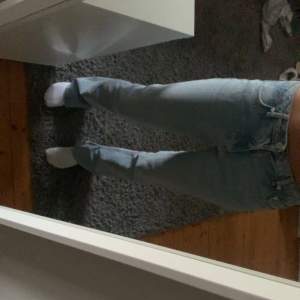 Snygga jeans som inte kommer till användning, dom är raka med en liten slits på insidan av benet💙 Passar bra i längden på mig som är 180💕