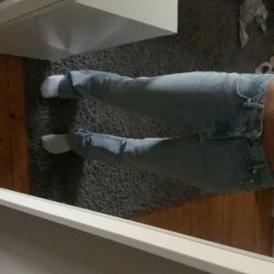 Raka jeans - Snygga jeans som inte kommer till användning, dom är raka med en liten slits på insidan av benet💙 Passar bra i längden på mig som är 180💕