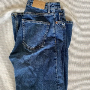 Monki jeans - Fina vida jeans ifrån monki. Är i bra skick och passar till allt. Väldigt sköna och användbara 
