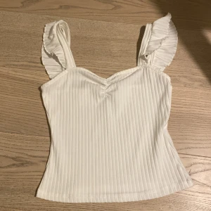 Linne från Shein - Supersött och gulligt linne som passar bra till allt! Köptes förra sommaren men passade inte! Storlek S men passar även M och L pågrund av att banden är längre och stretch i tyget!❤️ är även öppen för byten och priset diskuteras!