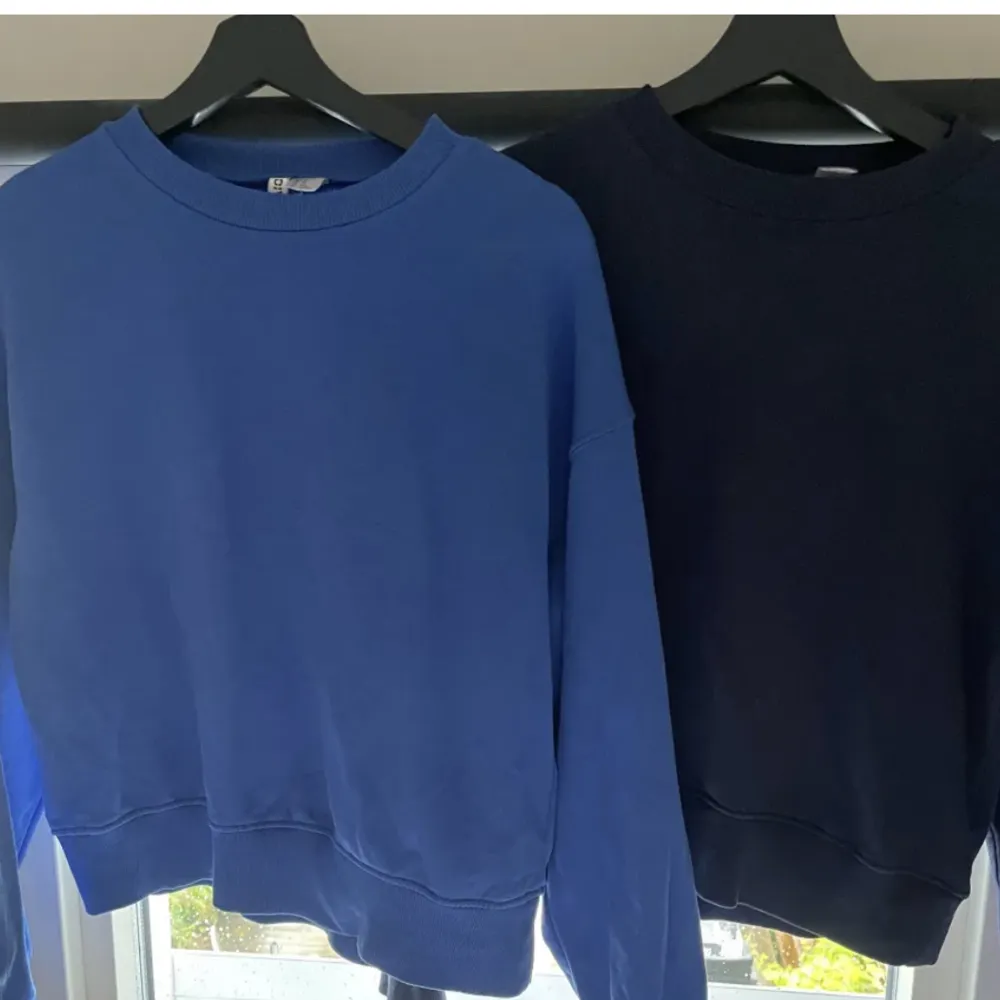 Säljer dessa två mysiga tröjor ifrån hm. Dom passar bra på mig som har xs-s i vanliga fall. Den marinblå är i storlek xxs och den ljus blå xs. Skulle säga att dom är väldigt lika i storlek. Köp som ett sätt för 100kr eller en för 75kr💗. Hoodies.