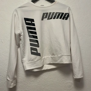 Tjocktröja/träningströja puma  - Tjocktröja/träningströja från puma. Tunnare material och är croppad. Använd men i bra skick. 