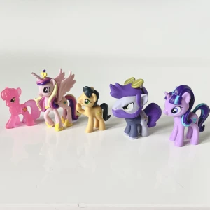 My little pony - Säljer 5 olika små my little pony figurer. Köp alla 5 för 80kr. Har inte plats med dem och vill mest bara bli av med dem
