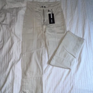 Beiga jeans Weekday - Högmidjade beiga jeans från Weekday, helt oanvända! 