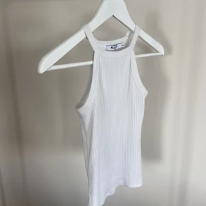 Topp - Ribbad topp väldigt skön och strechig. Passar xxs-s beroende på vilken passform man är ute efter.