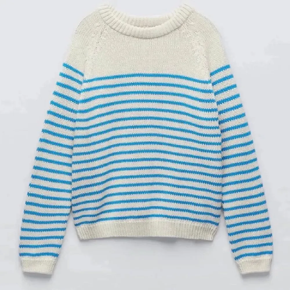 Blå randig stickad tröja från Zara i storlek M, helt slutsåld!💙🎀. Tröjor & Koftor.