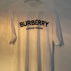 Säljer min burberry t-shirt då den inte passar mig. Köpt på nk för 4200kr men hittar inte kvittot. Storlek L