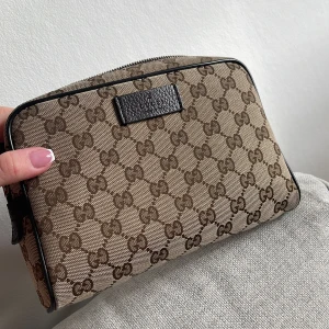 Gucci väska  - Hej!  Jag säljer nu min sällsynta och exklusiva Gucci väska då jag inte använder den som den förtjänar 💛⚡️  Köpte den i Italien 2021 och det finns kvitto.  Inga skambud :) Köparen står för frakten!  Kvitto, dustbag & påse medföljer ✨