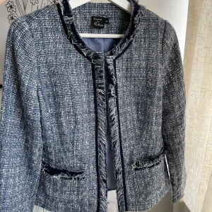 Blå kavaj  - OBS! Trasig baktill (se bild) går att laga genom att sy igen bara.   HAR INGA FLER BILDER 💖 Köp gärna genom Köp Nu så postar jag inom 1 dag ☀️