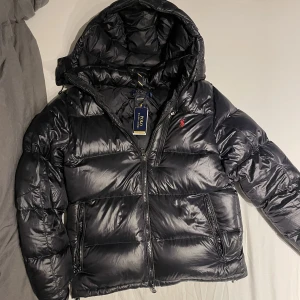 Raulp Lauren jacka - Säljer denna Polo Ralph Lauren Water Reppelent Down-Jacket. I storlek S men passar M lika bra. Jackan har en avtagbar huva samt en innerficka dessutom är den extremt sparsamt använd.  Skick 9/10 Nypris 5500 kr Kvitto från Boozt ✅ OBS förhandlingsbart pris