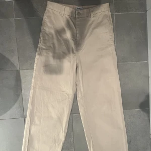 Beige chinos från Weekday - Pösiga beige chinos från Weekday inköpta för 1,5 år sedan  på Weekday i Göteborg.