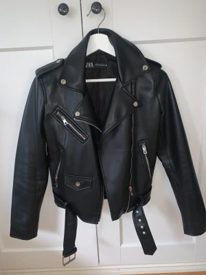 Zara skinnjacka  - Säljer min superfina skinnjacka ifrån zara i storlek XS (faux leather jacket)💞💞 perfekt nu till hösten💕 jackan är överlag i prima skick men tyvär är dragkedjan på ena ärmen något missfärgad, men inte något som märks! (Skriv om ni vill ha bild)👌🏻💞