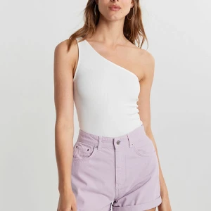 One shoulder topp - Vit one shoulder top använd ca 3 gånger då den inte passar mig så bra