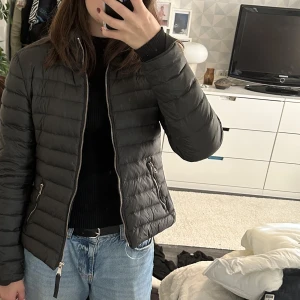 Jacka  - Jag säljer min dunjacka från Zara, den är i storlek M men jag skulle säga att den är liten i storleken. Den är i bra skick.