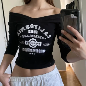 Tröja med tryck - Cool tröja med tryck från märket Madonna, jättefint skick! Säljer då den inte används☺️