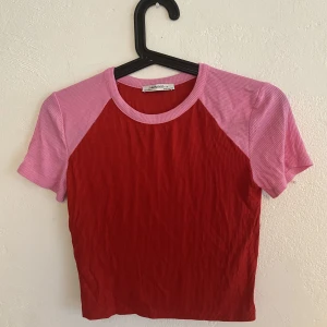 Härlig topp från Zara  - Färgglad topp i storlek small. Aldrig använd