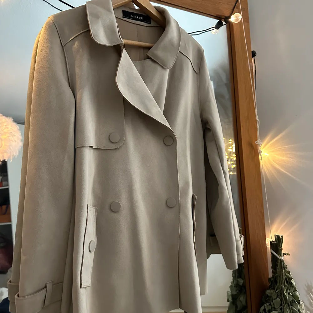 Fin beige kappa från Zara, köpt i London för något år sedan men aldrig kommit till användning. Storlek M men passar även bra XS/S. . Jackor.