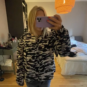 Blus zebra - Fin blus i zebra mönster!