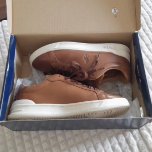 Ralph Lauren - Hjälper min mamma att sälja: Nya i original kartong Ralph Lauren snickers i skinn,storlek 37,men små i storlek, skulle passa en 36. Aldrig använda,bara testade hemma   Köpta på Zalando, original pris:1295.