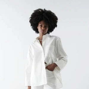 Vit skjorta - Vit skjorta från Gina tricot 💕använd en gång men är lite för stor för mig tyvärr.