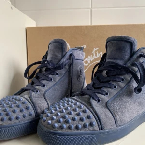 Höga Louboutin  - Säljer dessa skor då dem inte passar mig längre, självklart är de äkta. Är dock lite solblekta på hälen.Skriv för mer bilder och självklart går priset att diskuteras