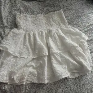Jättefin vit kjol säljer pga att den inte kommer till användning