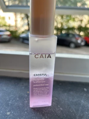 Caia careful eye makeup remover  - Caias careful eye makeup remover🫶🏽  Använt den 2-3 gånger, tyvärr får jag utslag varje gång därför säljer jag den. 