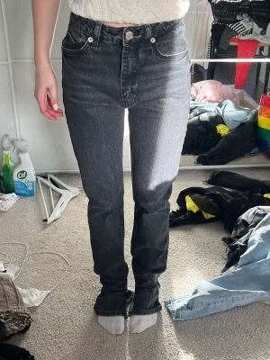 Zara Jeans - Så snygga jeans från zara med en liten slits jätte snygga nu till hösten 💓