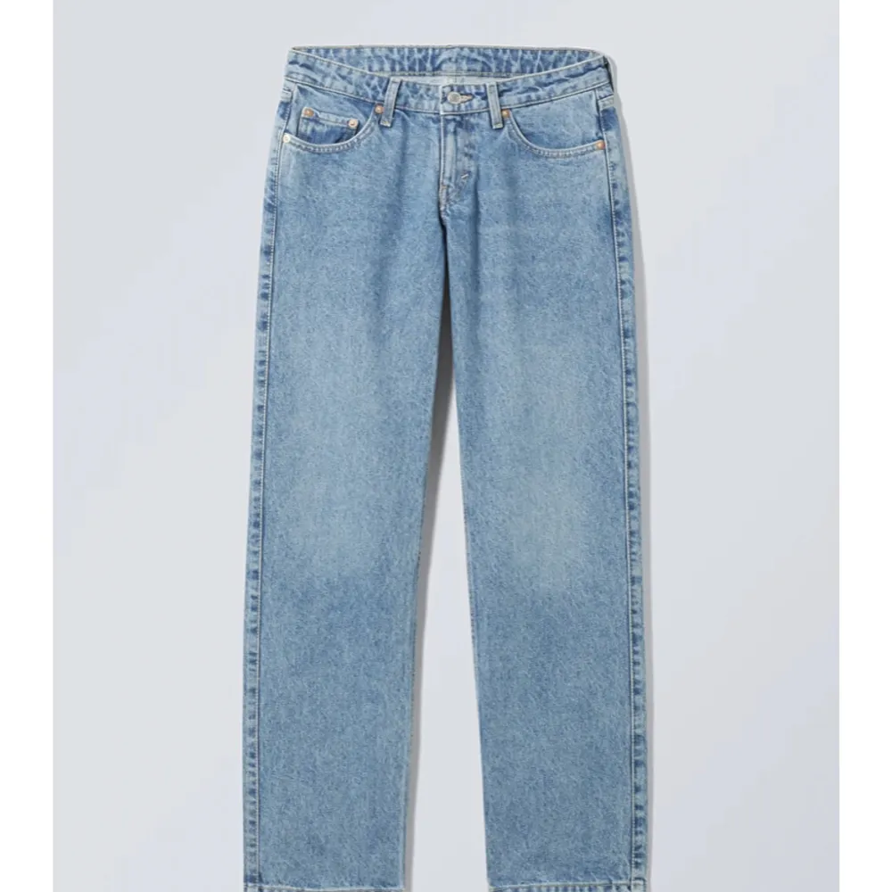 Jag säljer dessa skitsnygga weekday jeans i modellen arrow i storlek 24/32 Dem är nästintill oanvända💖💖  (Priset är diskuterbart) . Jeans & Byxor.