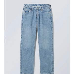 Jag säljer dessa skitsnygga weekday jeans i modellen arrow i storlek 24/32 Dem är nästintill oanvända💖💖  (Priset är diskuterbart) 