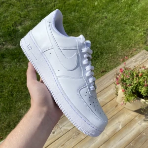 Nike air force 1 - Säljer ett par air forces🔥i storlek 42,5 skick helt nya! Köpte fel storlek därför säljer jag dom🔥🔥 köparen står för frakt 🚚 