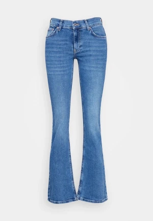Low waist bootcut jeans Gina tricot  - Använda fåtal gånger då dom är för stora för mig, därmed säljer jag dem. Nypris 500kr ifrån Gina Tricot. ⚠️Lånde bilder då dom är förstora för mig i midjan och rumpan ⚠️ storlek 34!