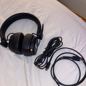 Marshall hörlurar  - Säljer mina Marshall hörlurar för har haft de i ett år och har bara använt 3 gånger. Jätte bra skick knappt använda. Laddare och inkoppling till data medföljer. 80+ timmars batteri. Jag köpte dom för 1470kr men dom har sänkts nu.