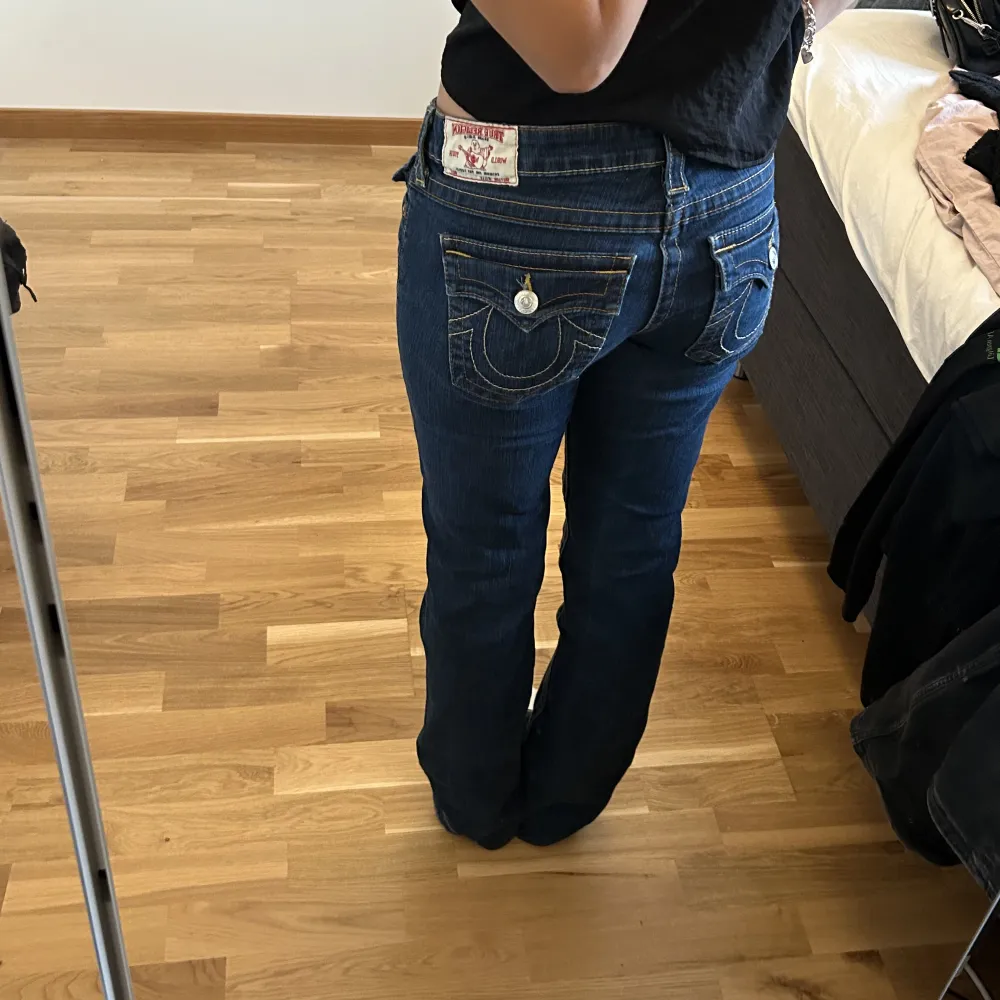 Skit snygga lågmidjade jeans från true religion i storlek 29 men passar bra på mig som har 36/38💕. Jeans & Byxor.