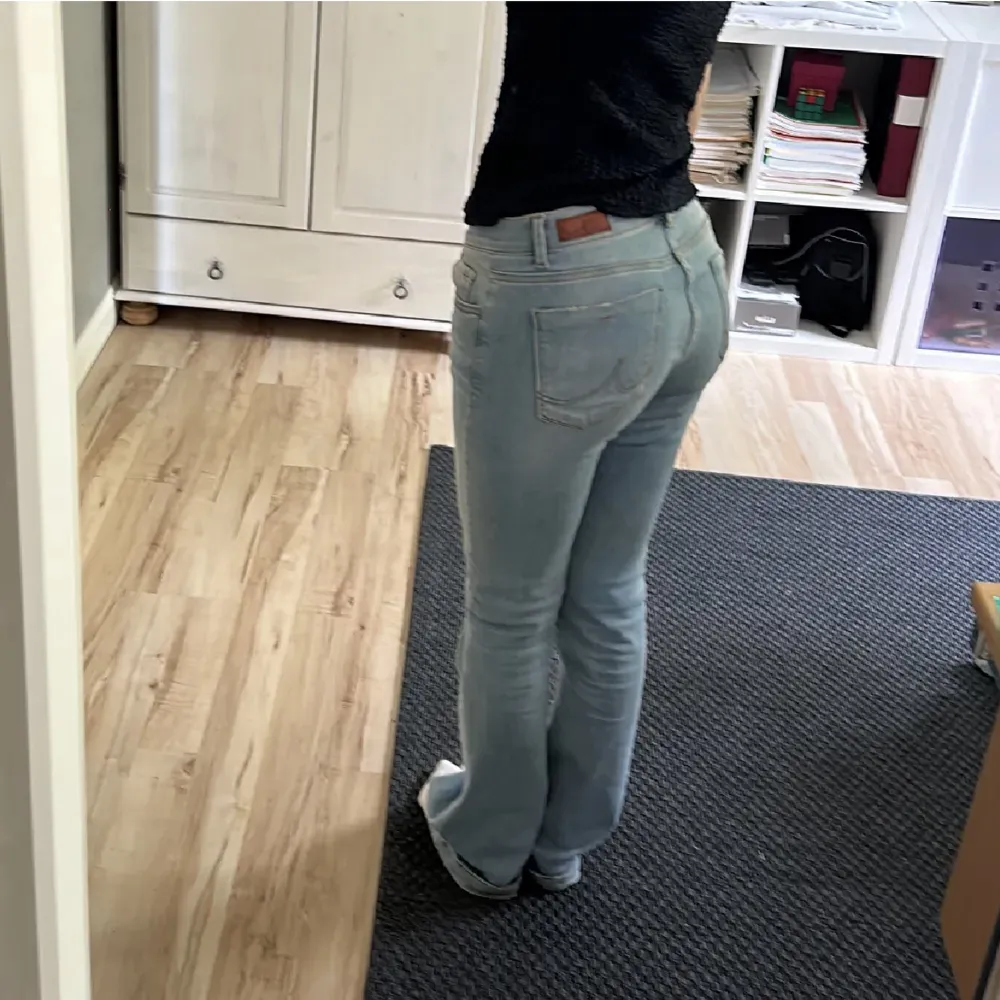 Säljer ett par jeans från ltb som jag precis fått hem, bilderna är lånade från hon jag köpte av. Säljer jeansen då de tyvärr va för korta för mig, innerbenslängd: 83 Midjemått: 38. Jeans & Byxor.