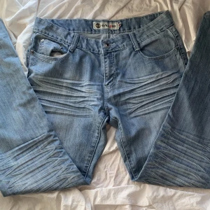 Lågmidjade jeans - Supersnygga lågmidjade raka/vida jeans. Bara att skriva om du har några frågor eller vill ha fler bilder(kan tyvärr inte skicka bild med dem på) Midjemåttet är 44 cm tvärs över och innerbenslängden är 84 cm🌟🌸