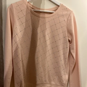 Tröja - Köpt från hm i storlek 170 (S). I prima skick! Pris går att diskuteras🙌