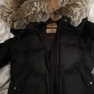 Parajumper jacka - Dunjacka i storlek Xs, passar även S väldigt bra då den är stor i storleken. Äkta och finns äktahetsbevis i jackan❤️. Nyskick och köpt för cirka 11 tusen.  Väldigt varm med äkta päls❣️ Fri frakt!!❤️
