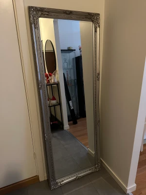 Stor silver spegel  - Den är i fint skick men har en liten skada som syns bara om man tittar nära på den.