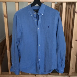 Ralph Lauren skjorta - Tja! Säljer nu min ljusblå skjorta från Ralph Lauren. Skick:9/10. Storlek: M, slim fit. Nypris: 1600kr. Kontakta mig för fler bilder eller info!