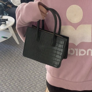 Liten väska  - Säljer nu denna söta väska från HM